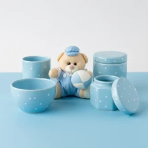 Potes de cerâmica azul poá com ursinho de pelúcia ao centro do kit higiene bebê.