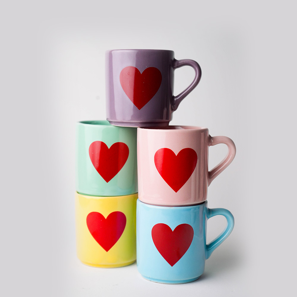 jogo-canecas-coloridas-coracao-bandeja-madeira-branca-6-itens