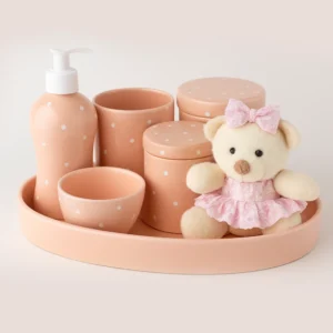 Kit higiene bebê rosa com bandeja, potes de cerâmica poá e ursinho de pelúcia.