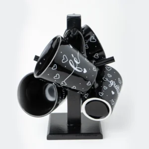 Caneca preta com a palavra fé pendurada em suporte de canecas preto.