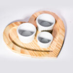 Jogo 3 Ramequins Cerâmica Branca Suporte Madeira Coração